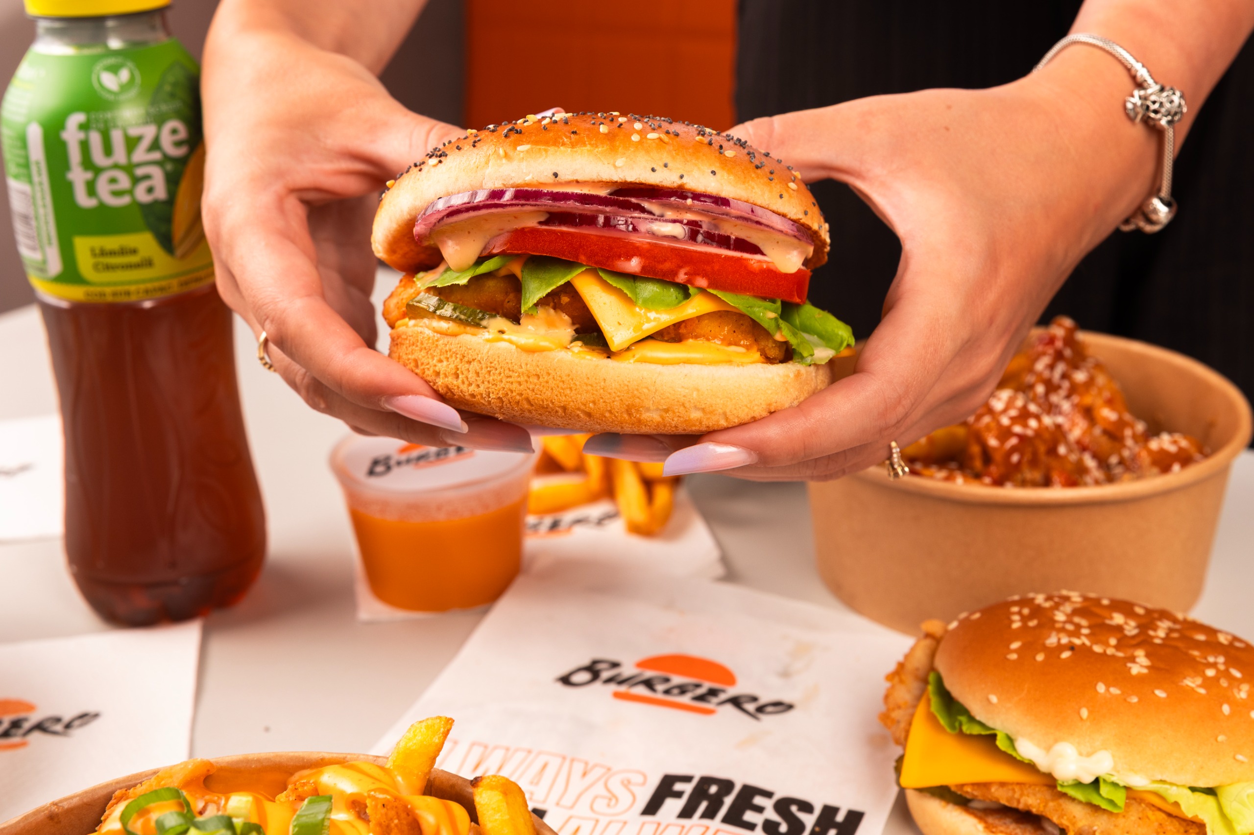 Burger Burgero proaspăt, servit în locație